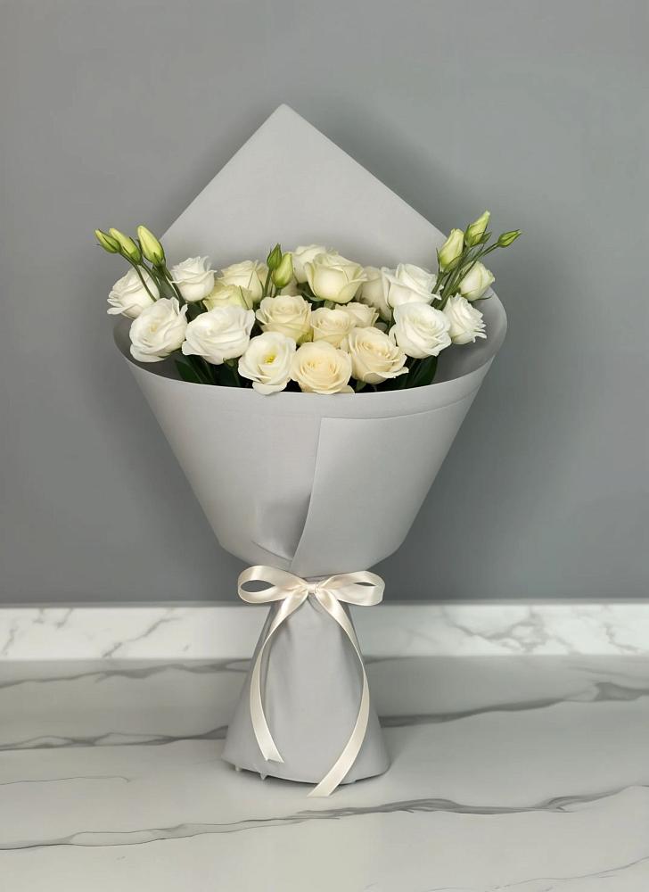 Букет цветов из: Розы и Лизиантусы в Ильинке Новокузнецк