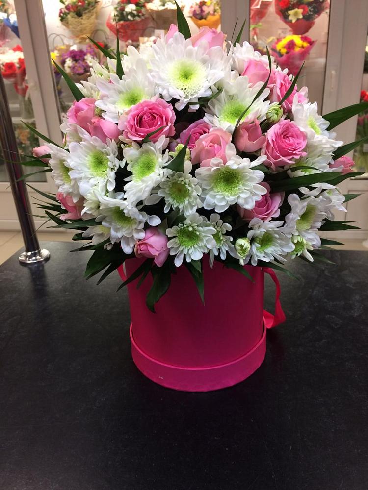 Цветочная композиция из Розы и Хризантемы в шляпной коробке в Ильинке Новокузнецк