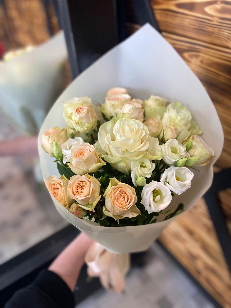 Букет цветов из: Розы и Лизиантусы в Ильинке Новокузнецк